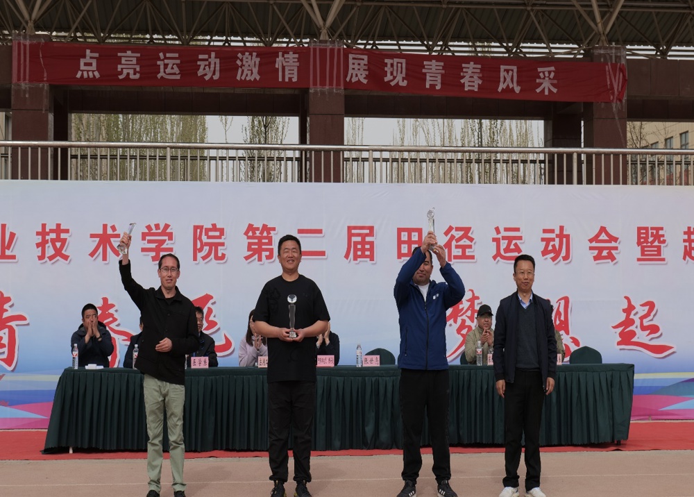 C:\Users\Administrator\Desktop\本学期简报\运动会视频及照片\P1174170.JPG